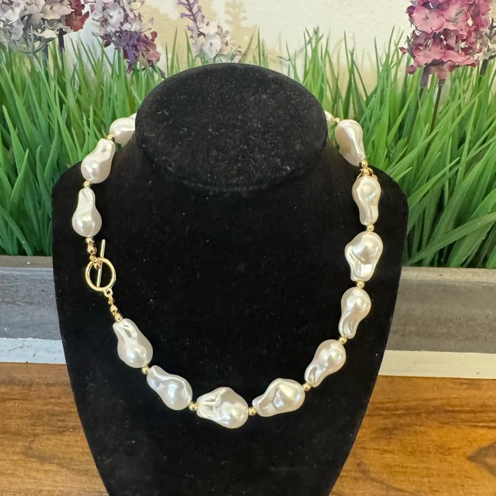 Elegant Gold and White Pearl Necklace